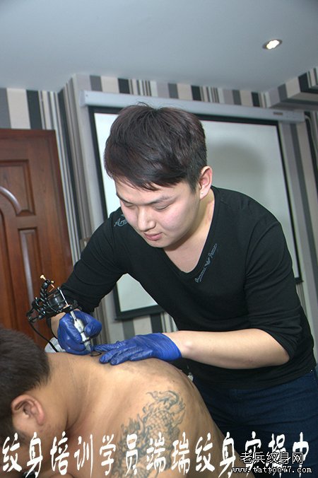 安徽纹身学员端瑞在武汉专业纹身培训学校实操中