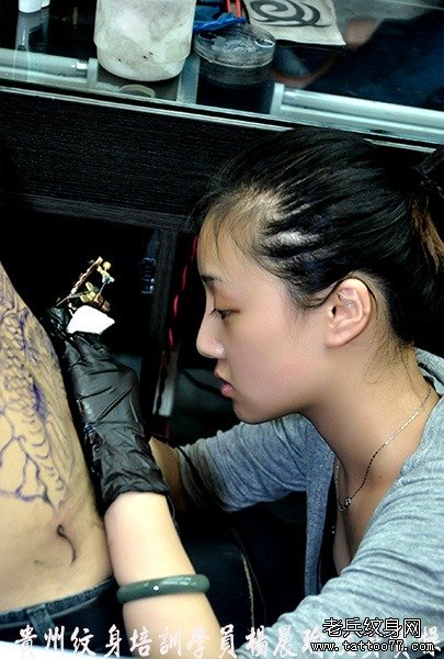 贵州纹身学员杨晨瑜满背纹身图案实操中