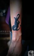 手部生肖兔纹身图案作品由武汉纹身店疯子制作