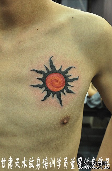武汉老兵纹身学校学习的甘肃纹身学员董星制作的胸口太阳纹身作品