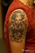 手臂时尚经典的艺妓玩偶纹身图案