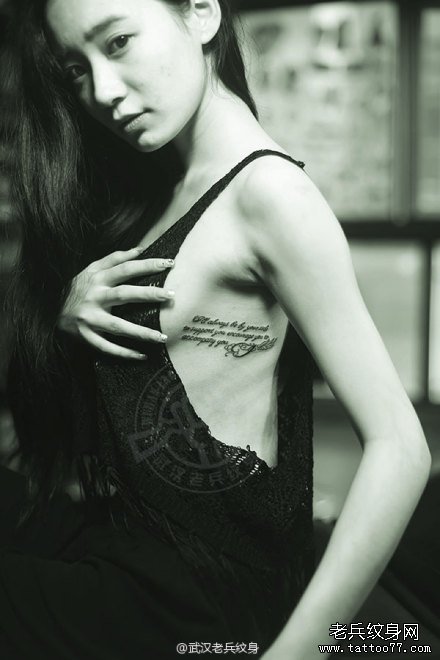 武汉最美模特侧腰英文字母纹身作品写真