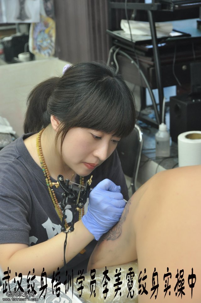 武汉专业纹身培训学校学员李美霓大臂纹身图案实操