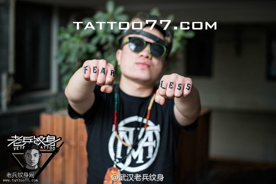 手指字母纹身作品由武汉纹身店打造