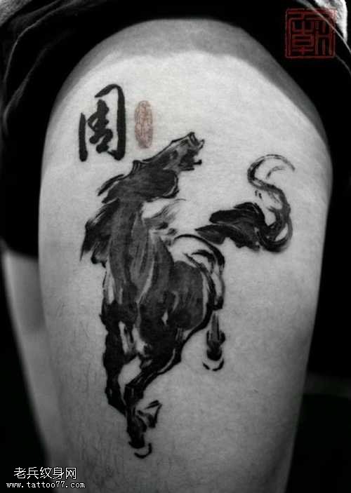 腿部奔腾的国画马纹身图案