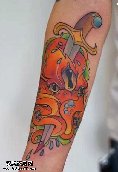手臂彩色school匕首章鱼纹身图案