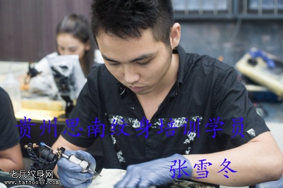 贵州思南纹身培训学员张雪冬纹身培训中