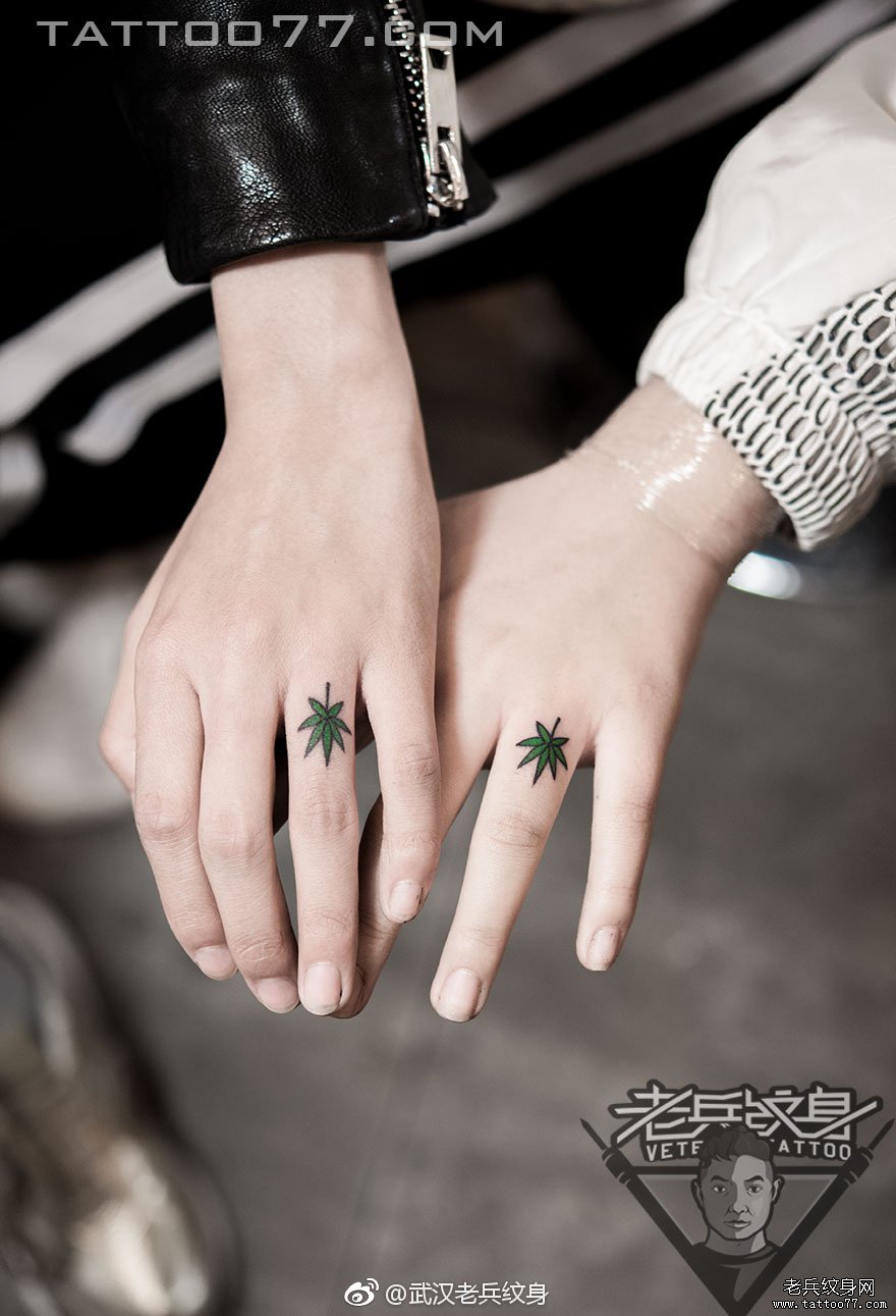 情侣手指枫叶纹身图案作品