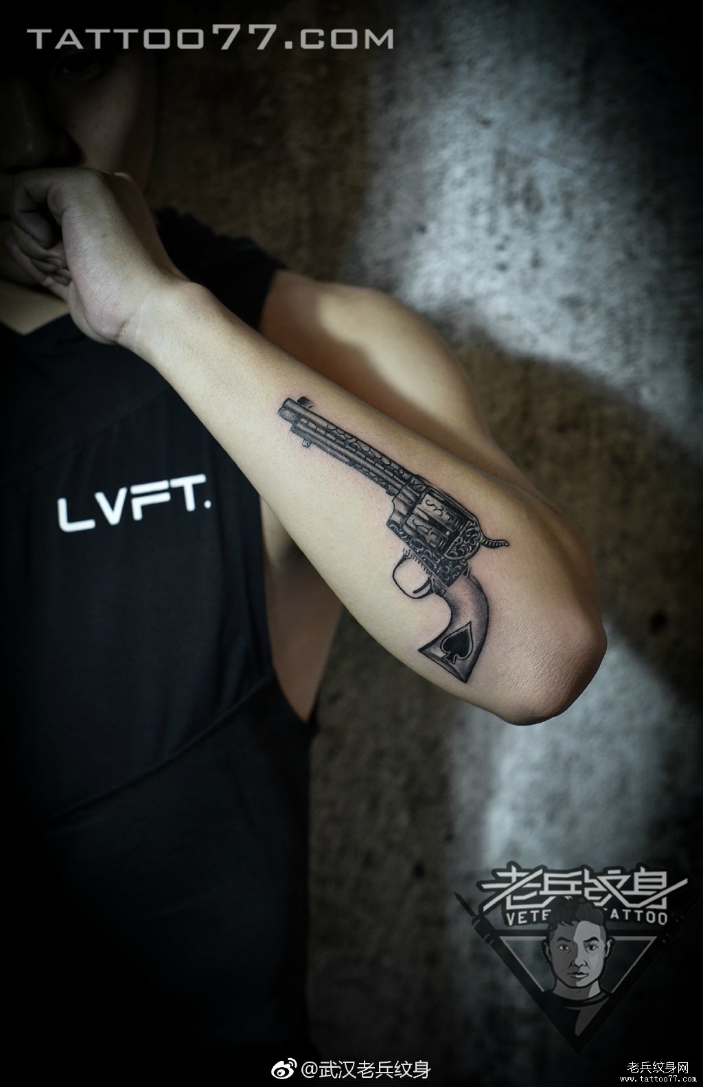 武汉纹身店打造手部手枪纹身图案作品