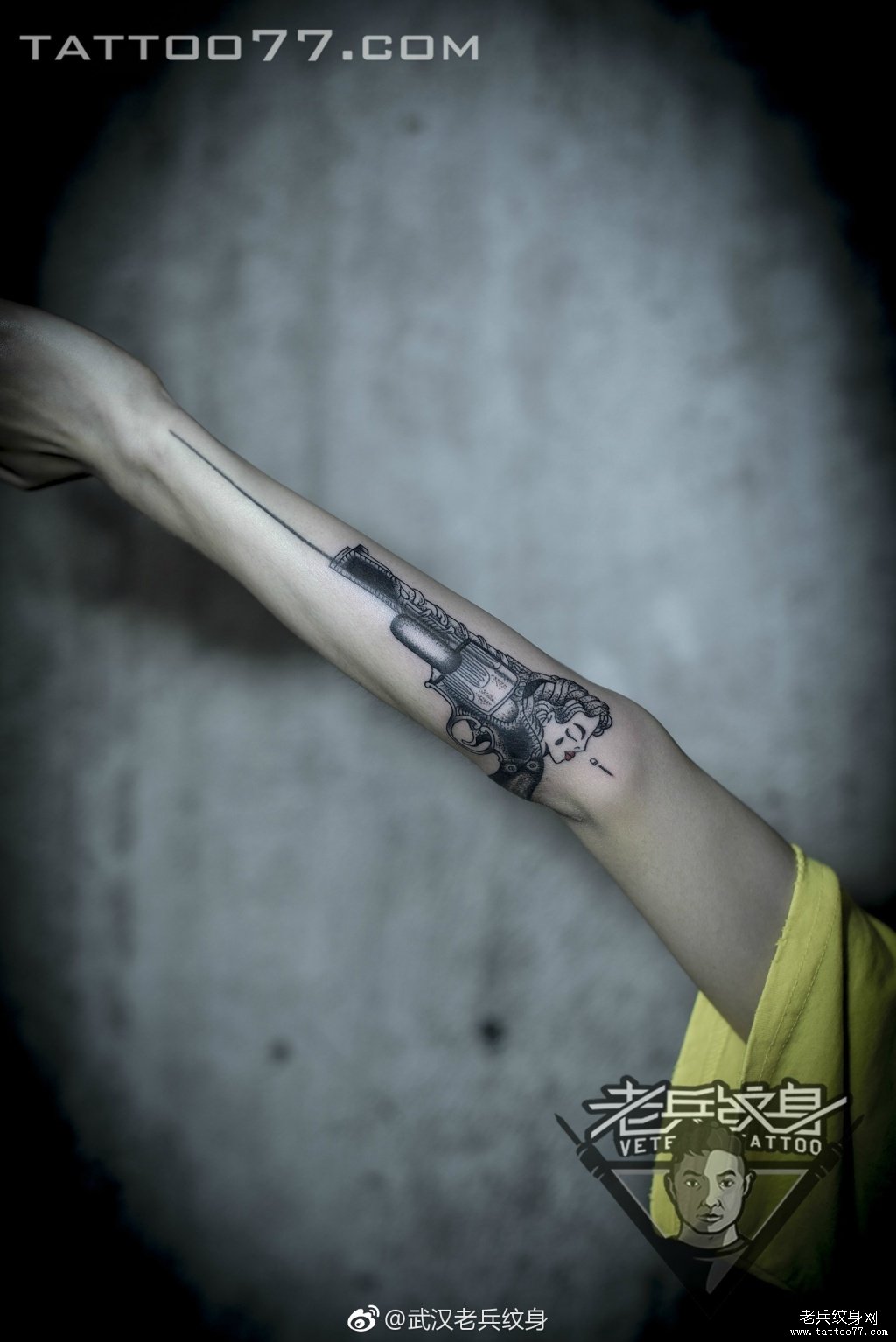 手臂美女手枪纹身图案作品