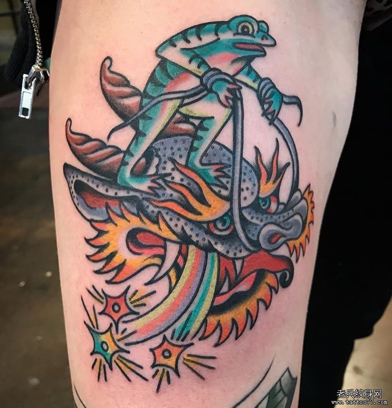 个性青蛙龙彩色纹身图案
