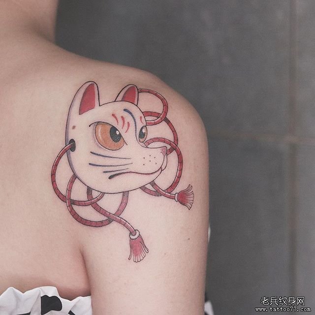 肩膀日式彩色狐狸面具纹身