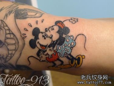 手臂可爱的卡通米老鼠纹身图案