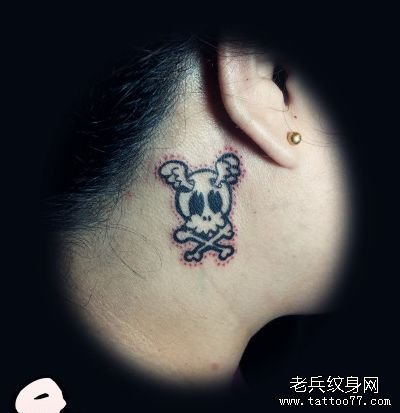 女孩子脖子处图腾小骷髅纹身图案_武汉纹身店