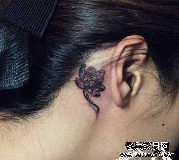 女孩子耳部一款小莲花纹身图案