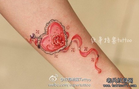 女生手臂精美好看的一款爱心纹身图案