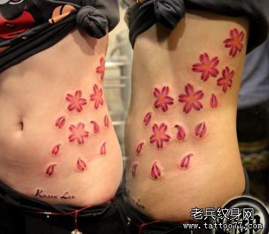 美女腹部到侧腰精美的彩色樱花纹身图案