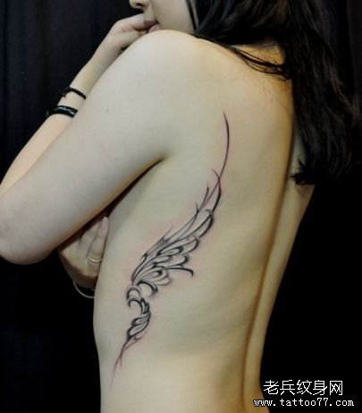 美女侧胸精美的藤蔓翅膀纹身图案