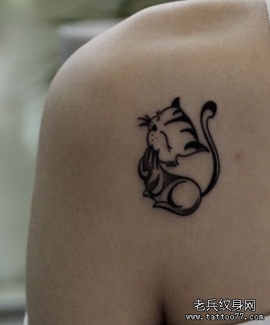 女孩子肩膀处图腾小猫咪纹身图案