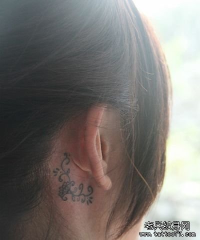 女孩子耳部精致的图腾藤蔓纹身图案