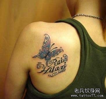 女生肩背小蝴蝶英文字母纹身图案
