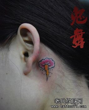 女孩子耳部一款乌云与小闪电纹身图案
