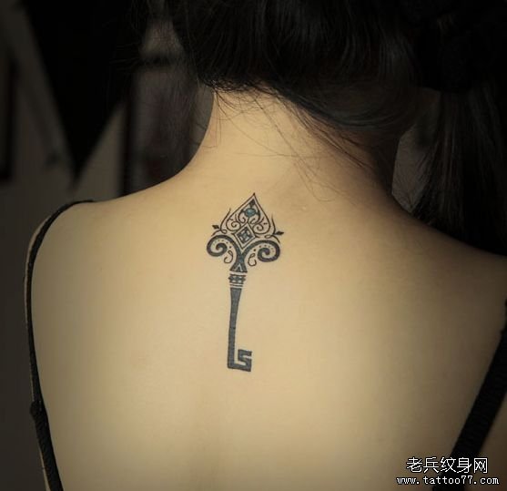 女生背部一款图腾钥匙纹身图案