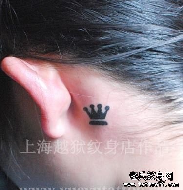 女孩子耳部图腾小皇冠纹身图案
