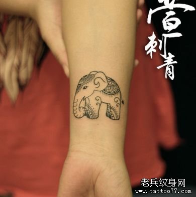女孩子手臂可爱的小象纹身图案