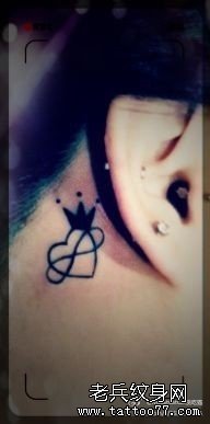 女生耳部小巧的图腾爱心皇冠纹身图案