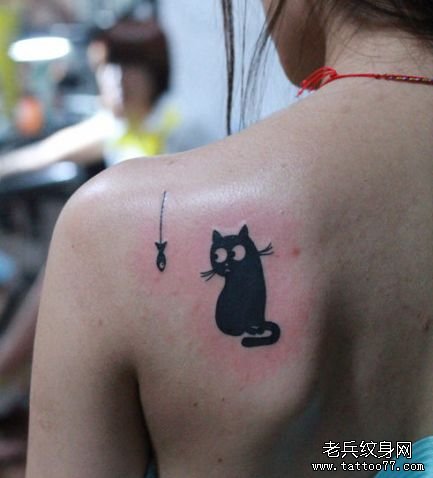 女生肩背可爱时尚的图腾猫咪纹身图案