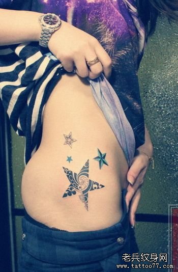 女生腰部精美流行的五角星纹身图案