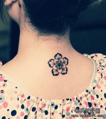 女生颈部精美的小樱花纹身图案