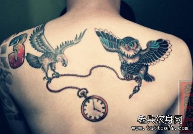 背部帅气的老鹰与猫头鹰纹身图案
