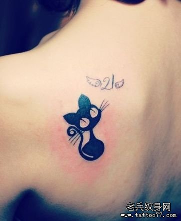 女生肩背可爱的图腾猫咪纹身图案