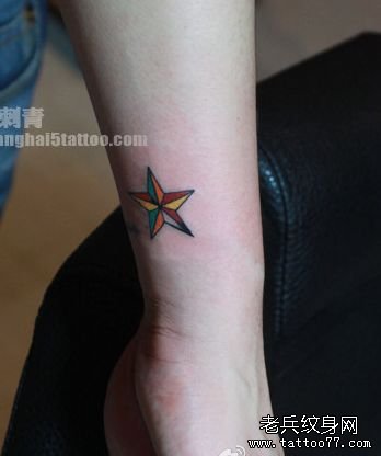 女孩子手臂彩色小巧的五芒星纹身图案