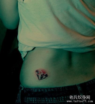 女孩子腰部一款精美的彩色钻石纹身图案