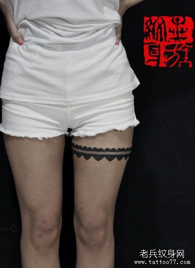 女孩子腿部时尚流行的一款图腾蕾丝纹身图案