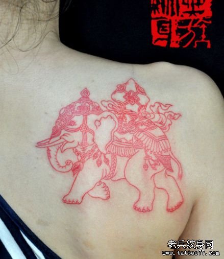 女生肩背一款线条大象纹身图案