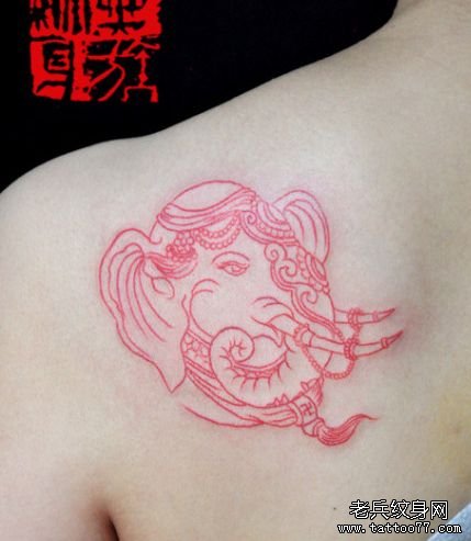 一款女生肩背线条大象纹身图案