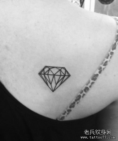 女孩子肩背线条钻石纹身图案