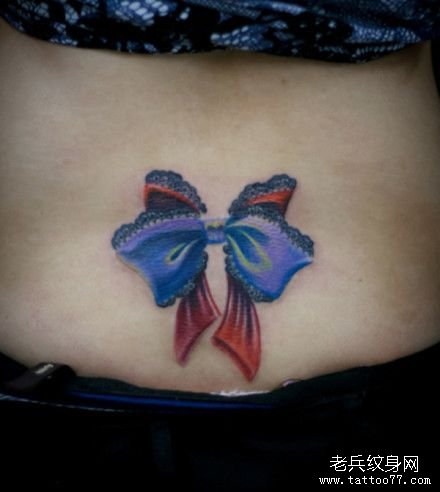 女孩子腰部精美的蕾丝蝴蝶结纹身图案