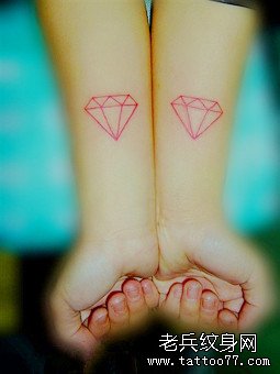 女孩子手臂流行简洁的钻石纹身图案