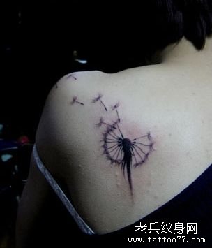 女孩子肩部一款精致的蒲公英纹身图案