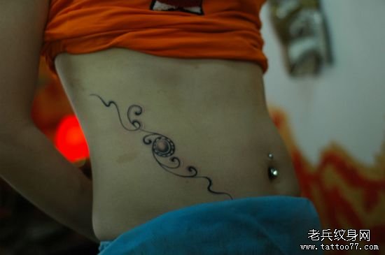女生腹部好看的一款图腾藤蔓纹身图案_武汉纹