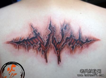 背部一款另类的撕皮纹身纹身图案_武汉纹身店
