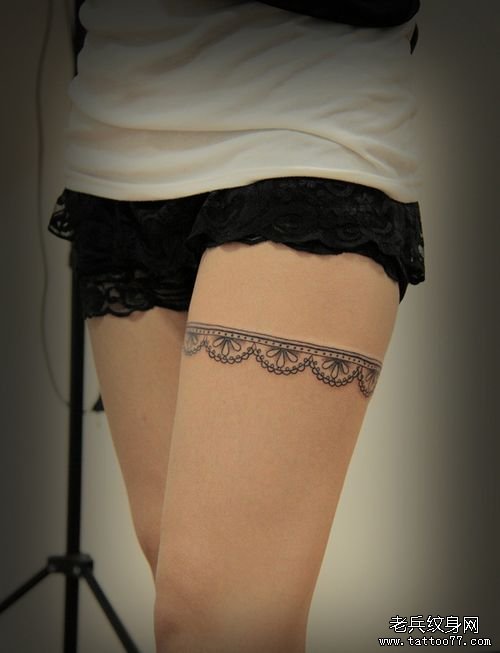 女生腿部简约精致的一款蕾丝纹身图案