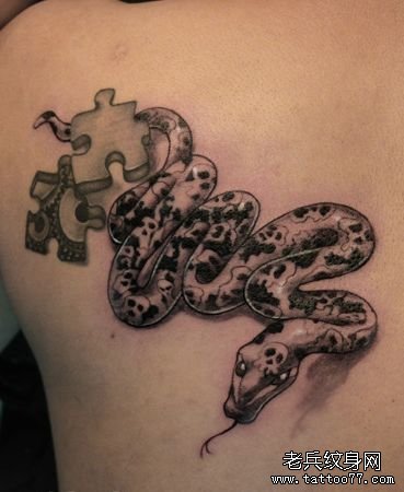 肩背一款黑白小蛇纹身图案