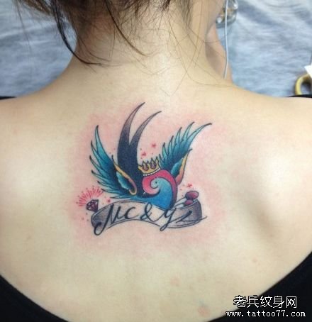 女孩子背部欧美风格小燕子纹身图案