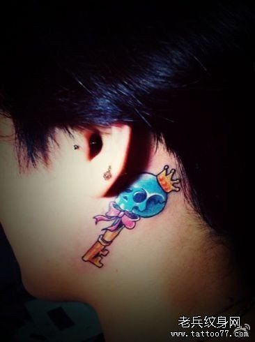 女孩子耳部一款骷髅钥匙纹身图案